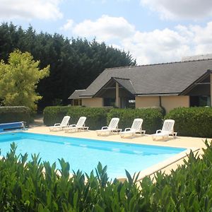 Les Dineux Village